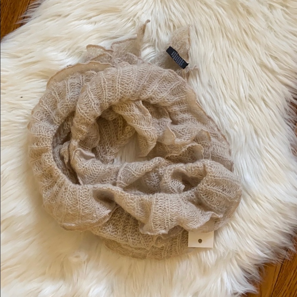 Fall and winter Ruffle Scarf - Picture 3 of 4
